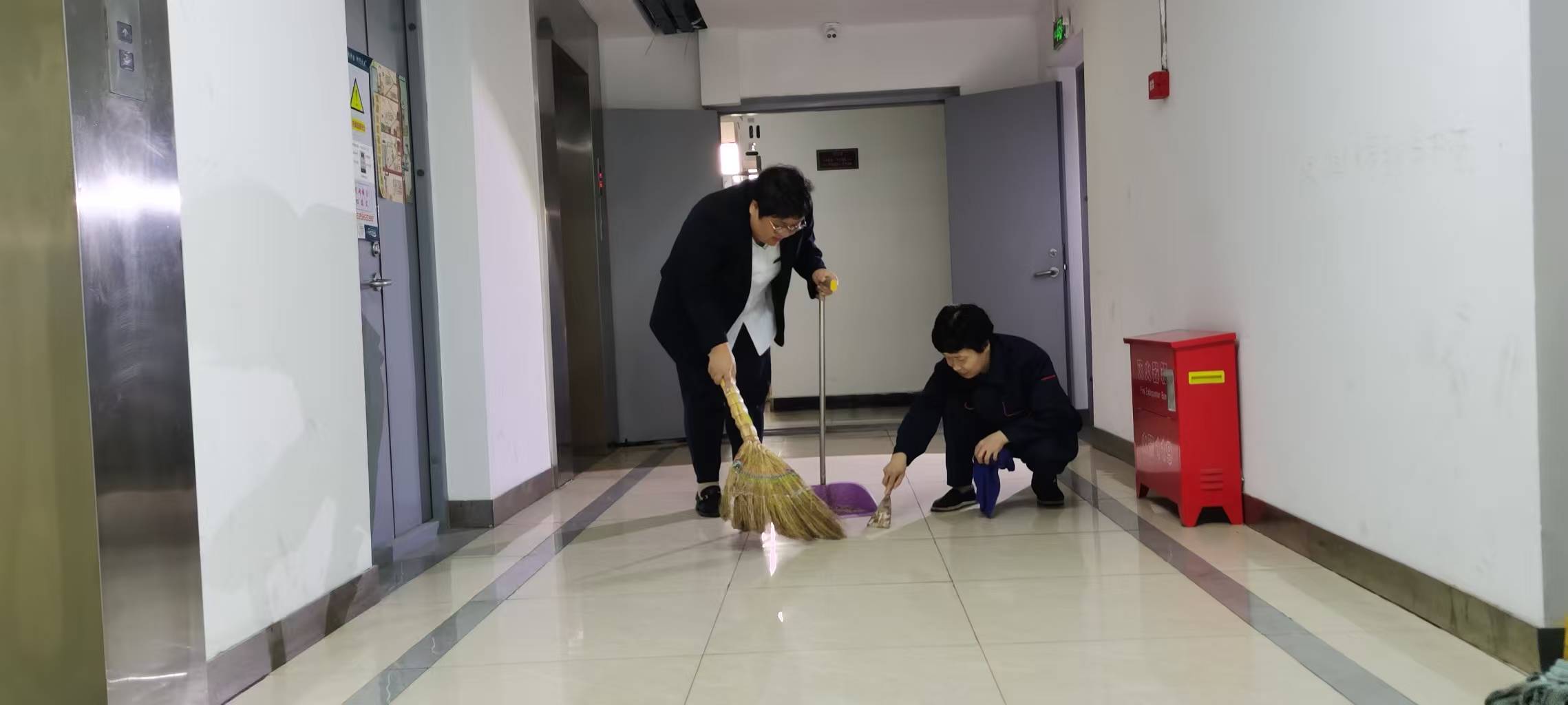 城運物業(yè)在華光大廈進(jìn)行樓道清掃工作.jpg